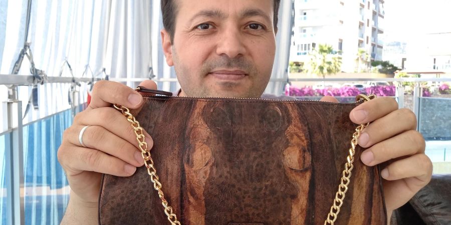 Mehmet Özata stellt aus der Haut des Kugelfisches Taschen her.