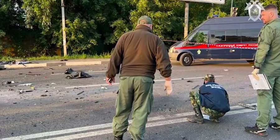 Auf diesem vom russischen Untersuchungsausschuss veröffentlichten Handout-Foto arbeiten Ermittler am Ort der Explosion eines von Daria Dugina gefahrenen Autos ausserhalb von Moskau.