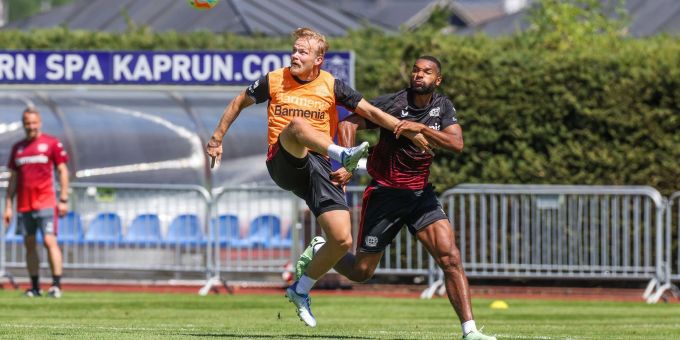 Joel Pohjanpalo (l) im Leverkusener Trainingslager im Zweikampf mit Jonathan Tah. Joel Pohjanpalo (l) im Leverkusener Trainingslager im Zweikampf mit Jonathan Tah.
