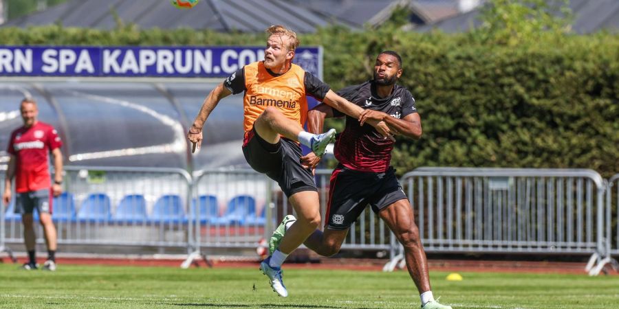 Joel Pohjanpalo (l) im Leverkusener Trainingslager im Zweikampf mit Jonathan Tah.