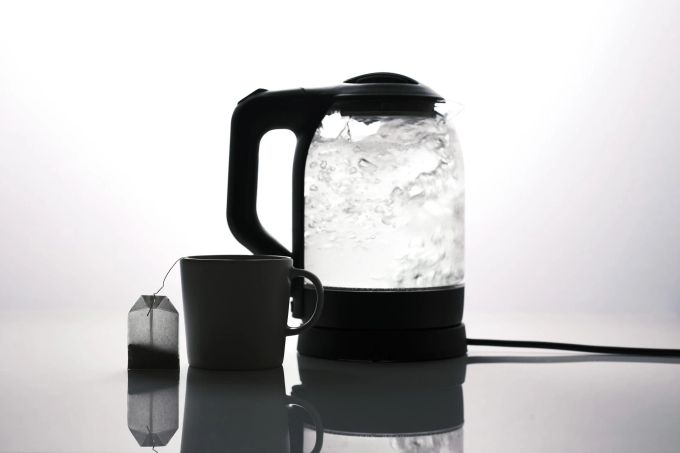 Wasser kann auch mit dem Wasserkocher erwärmt werden – das spart Energie. Energie sparen Wasserkocher