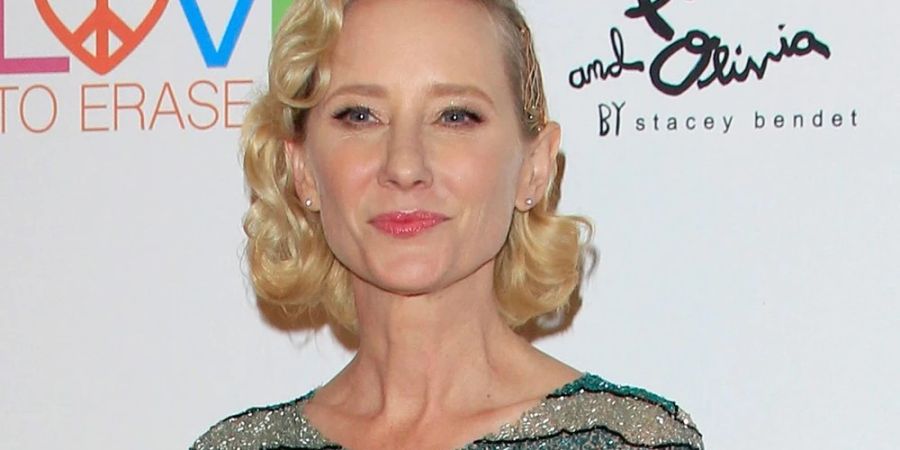 Anne Heche muss weiter im Krankenhaus behandelt werden.