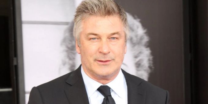 Gegen Schauspieler Alec Baldwin wurde eine 25-Millionen-Dollar-Klage eingereicht. Gegen Schauspieler Alec Baldwin wurde eine 25-Millionen-Dollar-Klage eingereicht.