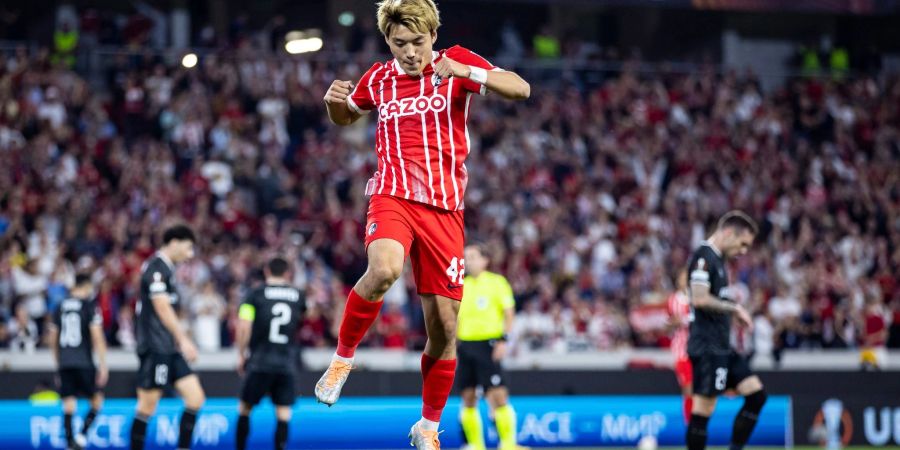 Der Freiburger Torschütze Ritsu Doan jubelt nach seinem Treffer zum 2:0.