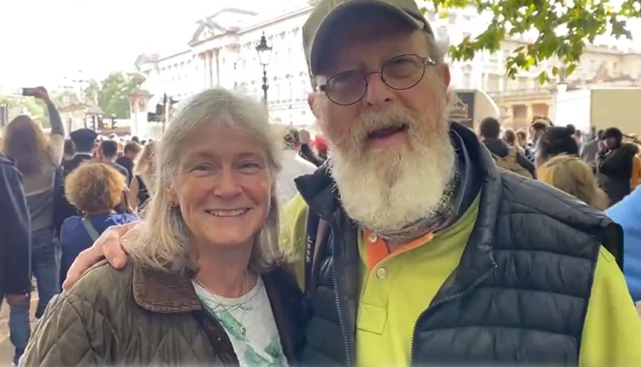 Sally und Mike sind drei Stunden nach London gefahren. Sie freuen sich in all der Trauer auch auf den neuen König.