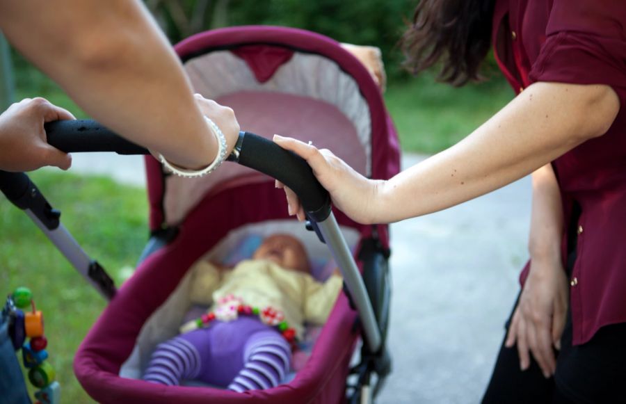 Kinderwagen Bay Frau Freundin Mutter