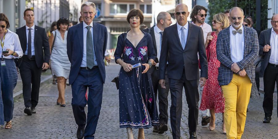 Bundesrat Alain Berset (3. v. links), seine Ehefrau Muriel (2. v. links), Filmfestival-Präsident Marco Solari, (links) und der künstlerische Leiter des Filmfestivals,  Giona A. Nazzaro (rechts), bei der Eröffnungsfeier in Locarno.