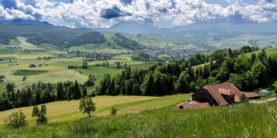 Blick vom Schmittli in Doppelschwand auf das Dorf Entlebuch und das Entlebuch.