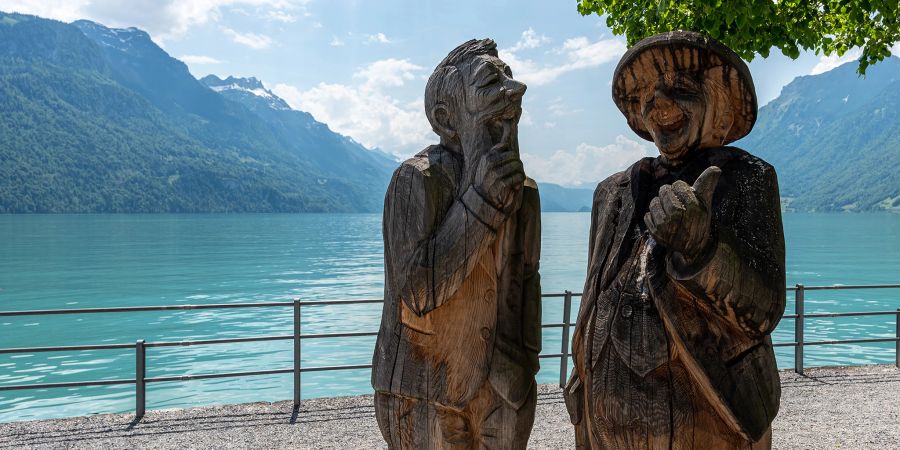 Holzfiguren an der Seepromenade in Brienz (BE).