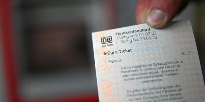 Sozialverband VdK Deutschland fordert eine neue Lösung für das Neun-Euro-Ticket. (Archivbild) sozialverbnd vdk deutschland