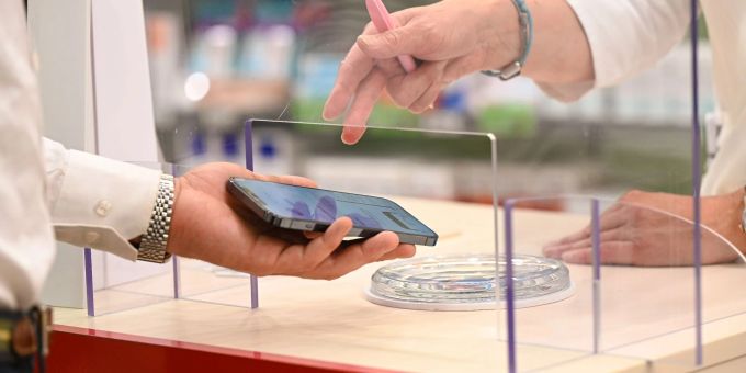 Beim E-Rezept bekommen gesetzlich Versicherte kein rosa Zettelchen mehr, sondern einen Code auf ihr Smartphone, mit dem sie das gewünschte Medikament von der Apotheke erhalten. Beim E-Rezept bekommen gesetzlich Versicherte kein rosa Zettelchen mehr, sondern einen Code auf ihr Smartphone, mit dem sie das gewünschte Medikament von der Apotheke erhalten.