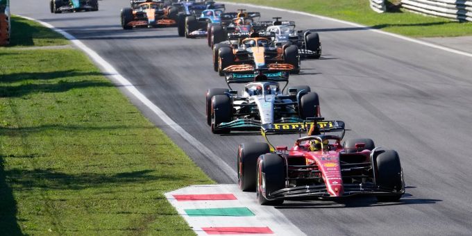 Charles Leclerc (vorne) aus Monaco vom Team Ferrari steuert sein Auto auf der Rennstrecke. Charles Leclerc (vorne) aus Monaco vom Team Ferrari steuert sein Auto auf der Rennstrecke.