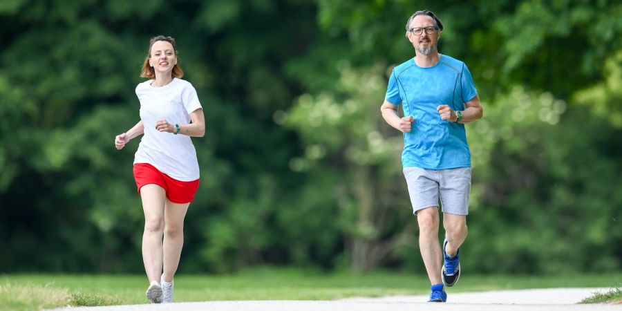 Frau Mann Joggen Laufen Training Ausdauer