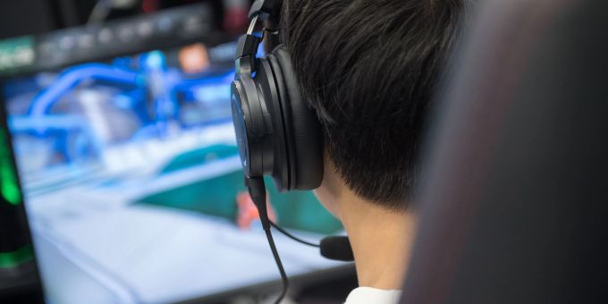Download statt Datenträger? Mehr als die Hälfte der Computer- und Konsolenspiele in Deutschland werden per Download gekauft. Download statt Datenträger? Mehr als die Hälfte der Computer- und Konsolenspiele in Deutschland werden per Download gekauft.