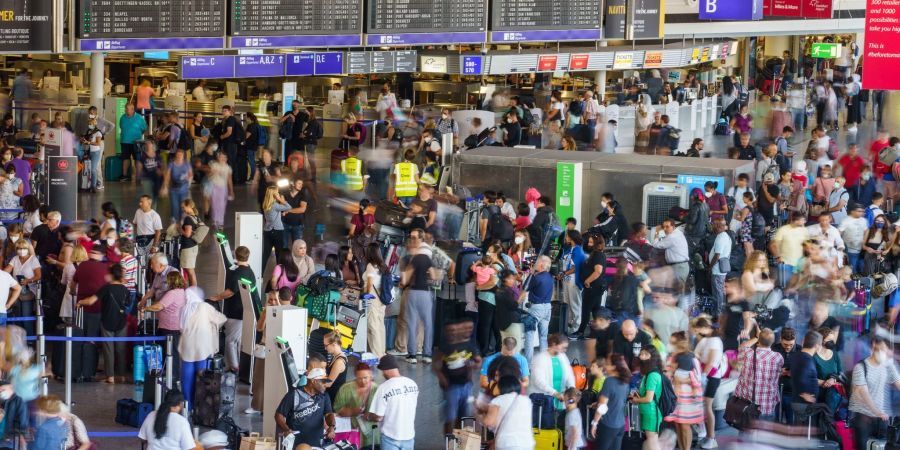 Reisende warten im Terminal 1 des Frankfurter Flughafens dichtgedrängt auf ihren Check-in.