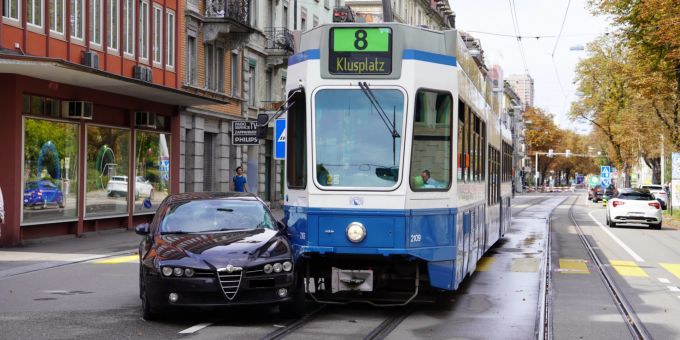 Auf der Stauffacherstrasse in der Stadt Zürich kollidierte ein Auto mit einem Tram. Unfall Zürich