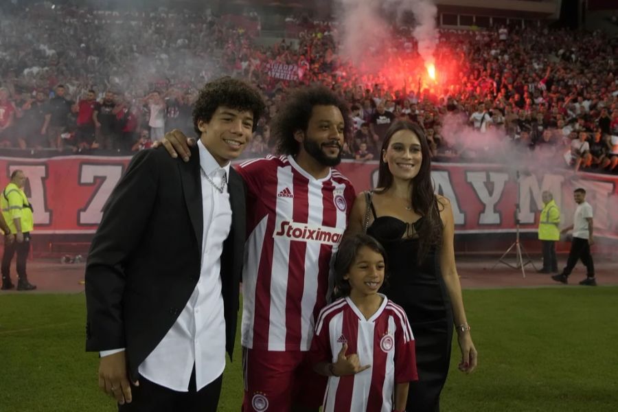 Zu tausenden stürmen sie ins Stadion, um Marcelo zu begrüssen.