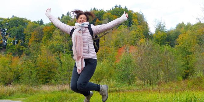 Frau Springen Herbst Wald Glück Energie Kraft