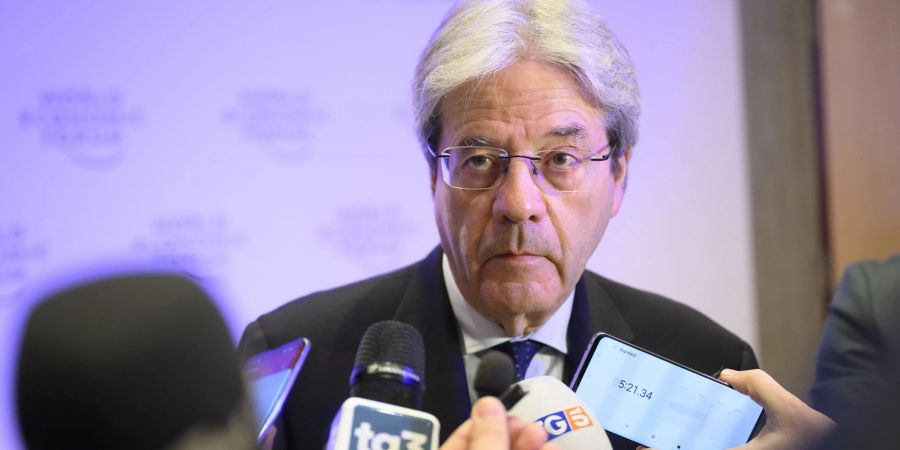 EU-Wirtschaftskommissar Paolo Gentiloni spricht mit Journalisten.