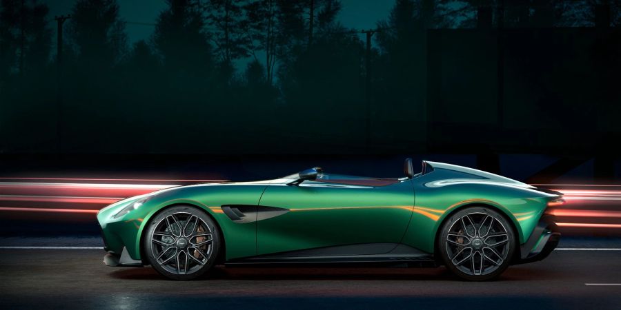 Da versagt jede Frisur: Als radikaler Roadster fährt der Aston Martin DBR22 ohne Dach und Scheiben vor - und beschleunigt erst ab 319 km/h nicht weiter.