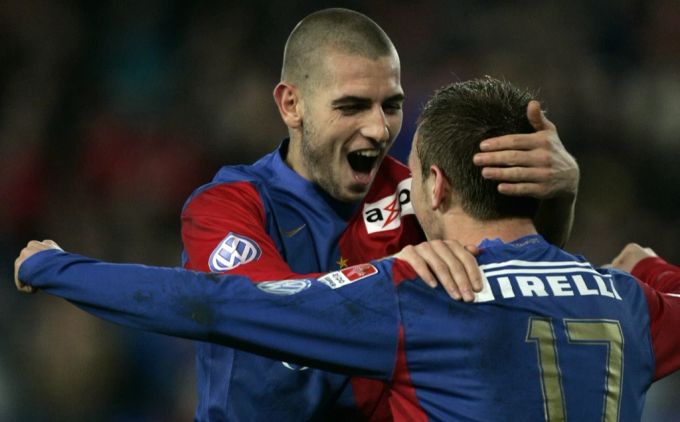 Mladen Petric spielte oft in der Europa League. Hier jubelt mit Ivan Rakitic für den FC Basel, das Bild stammt aus dem Jahr 2006. Basel Europa League