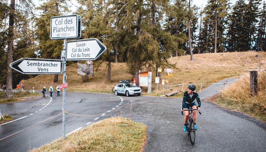 Monika Sattler auf dem Velo