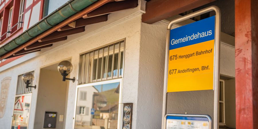 Das Gemeindehaus der Ortschaft Volken im Zürcher Weinland.