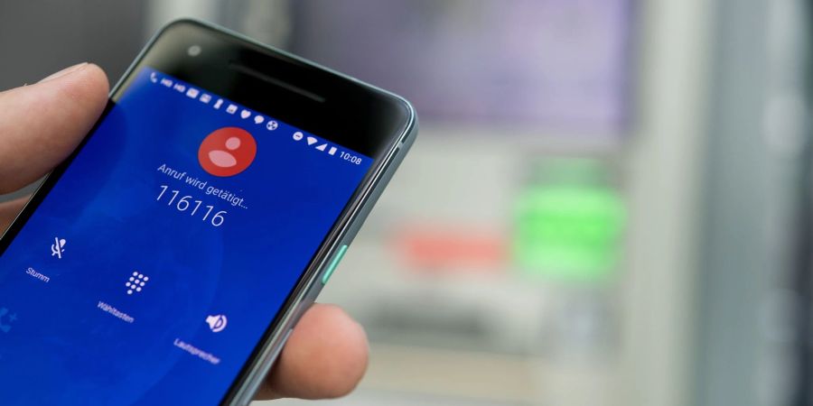 Nu aber fix die 116 116 anrufen und die Karten sperren. Manchmal tut es aber auch die Banking-App.