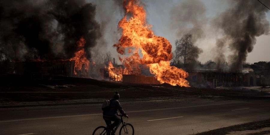 Feuer und dichter Rauch nach einem russischen Angriff in Charkiw.