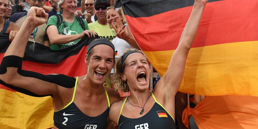 Kira Walkenhorst (l) und Laura Ludwig holten unter Trainer Jürgen Wagner Olympia-Gold in Rio.