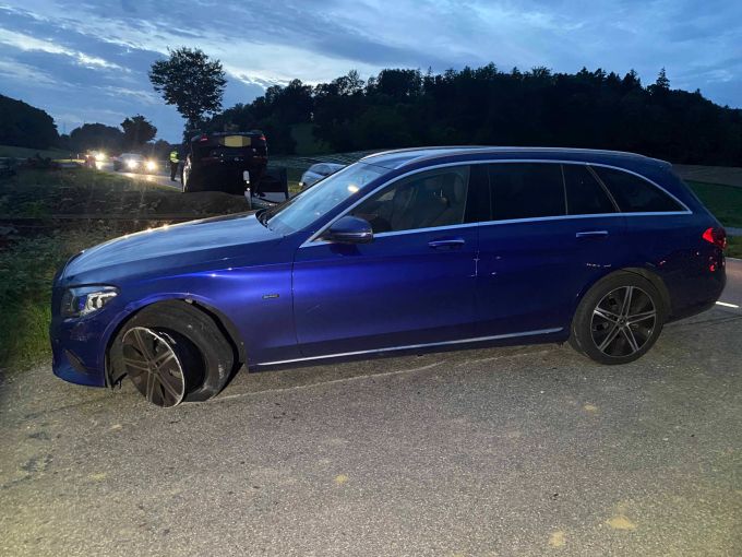 Der Lenker des Mercedes blieb unverletzt. Der Lenker des Mercedes blieb unverletzt.