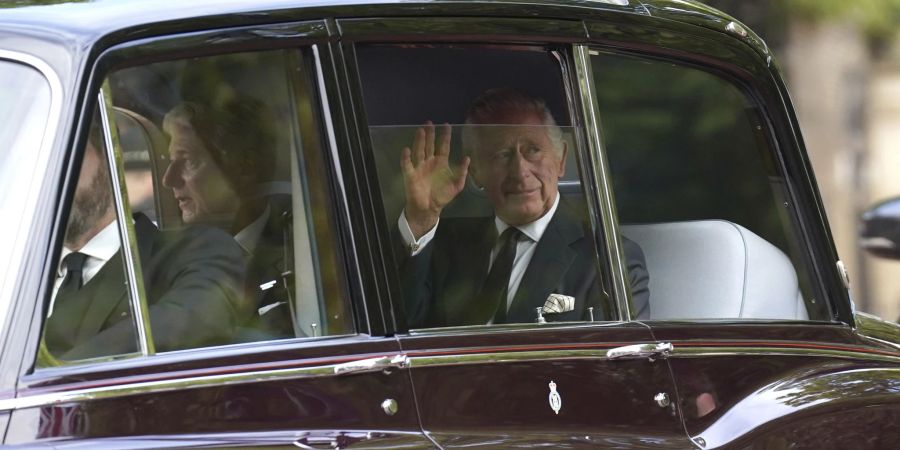 King Charles verlässt das Clarence House in London auf dem Weg zur Prozession des Queen-Sarges.