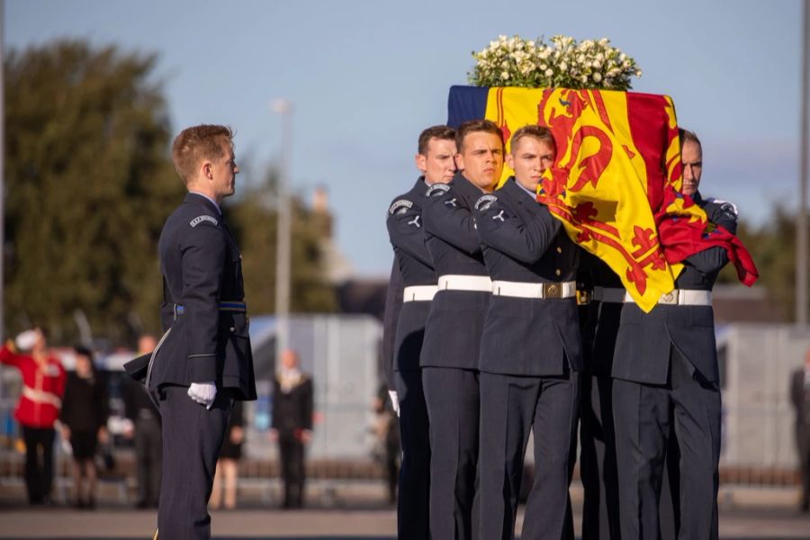 Dort wird Queen Elizabeth dann bis zum Staatsbegräbnis am Montag aufgebahrt.