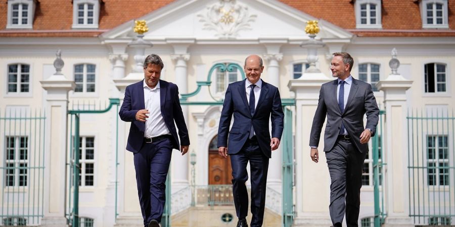 Kanzler Olaf Scholz (M), Wirtschaftsminister Robert Habeck (l) und Finanzminister Christian Lindner vor dem Schloss Meseberg.