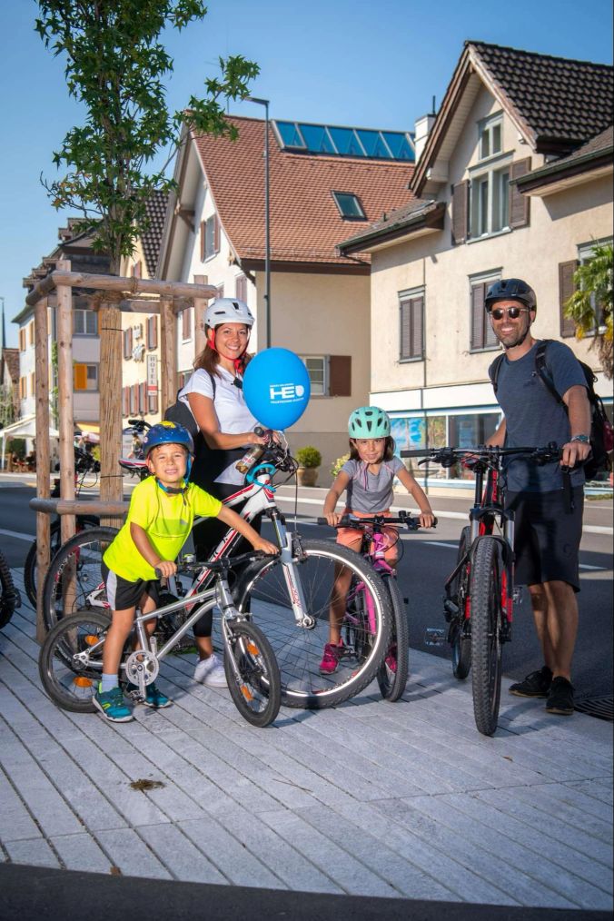 Viviano, Nadja, Valentina und Dominik aus Egnach geniessen das schöne Wetter.