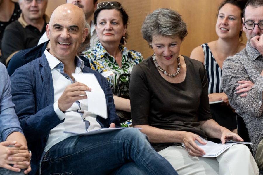 Bundesrätin Simonetta Sommaruga (r.) und Bundesrat Alain Berset sitzen an der Sommertagung der SP Schweiz, am 2. Juli 2022 in Biel BE.