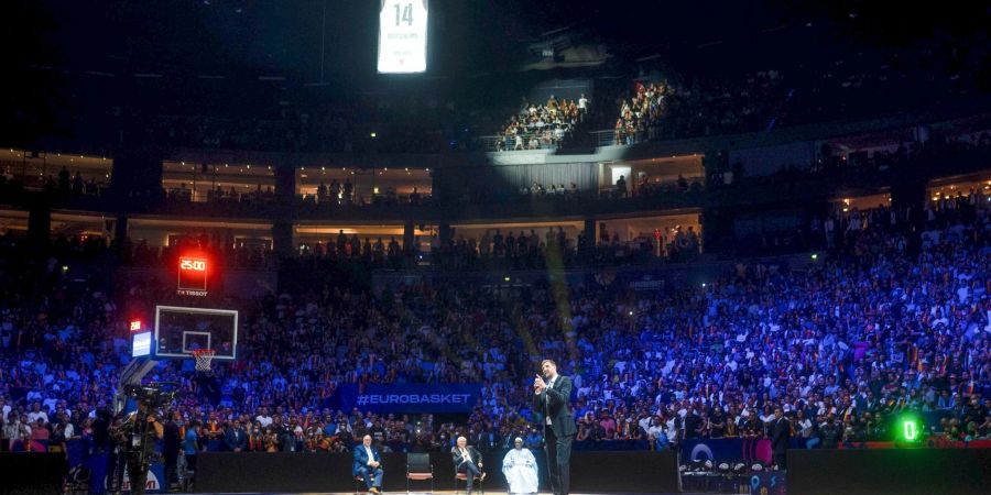 Dirk Nowitzki (M) steht bei seiner Trikotzeremonie in der Arena in Köln.