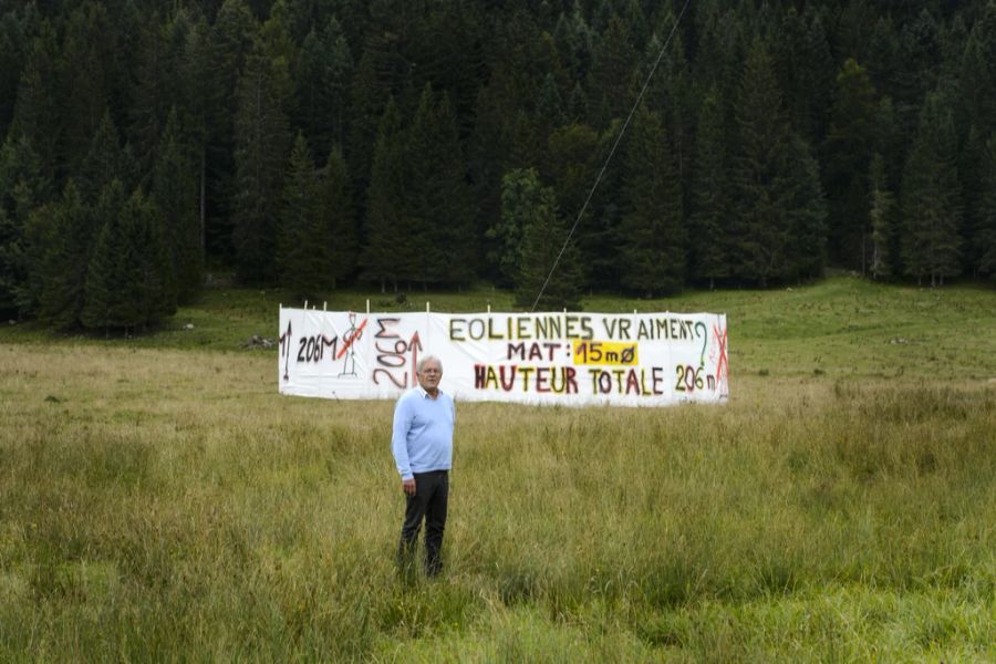 Pierre-Alain Dufour von der Gruppierung «Éolienne, vraiment?» («Windräder, wirklich?») steht vor der Protestaktion gegen künftige Windkraftanlagen im Vallée de Joux, im August 2015 in Le Brassus VD.