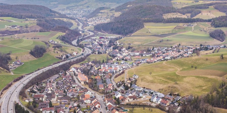 Blick auf Diegten und die A2. Diegten gehört nebst Eptingen als einzige Gemeinde des Tales zum Bezirk Waldenburg.