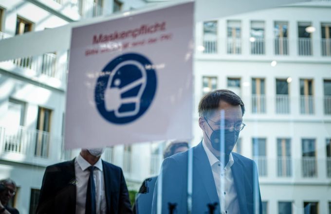 Das Kabinett um Karl Lauterbach (SPD) musste das Regelwerk auf Druck der Länder an einigen Stellen abschwächen. Karl Lauterbach Coronamassnahmen