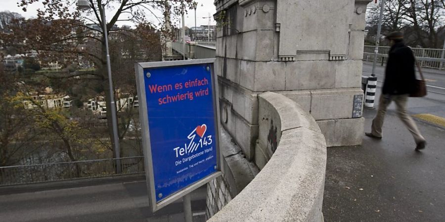 Die Nummer 143 der Dargebotenen Hand erhielt 2022 fast 40 Prozent mehr Anrufe zum Thema Suizid als vor der Covid-19-Pandemie: Tafel an der Kornhausbrücke in Bern. (Archivbild)