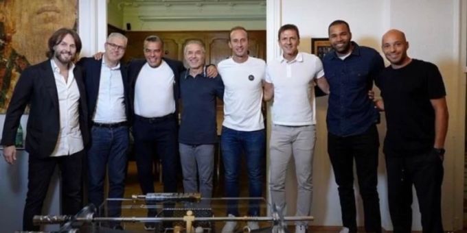 Marcel Koller bei der Begrüssung bei seinem neuen Club Al Ahly SC. Ebenfalls auf dem Bild: Dino Lamberti (l.), CEO der FPA Fairplay Agency, Harald Gämperle (3.v.r.) und Yassin Mikari (r.). Marcel Koller
