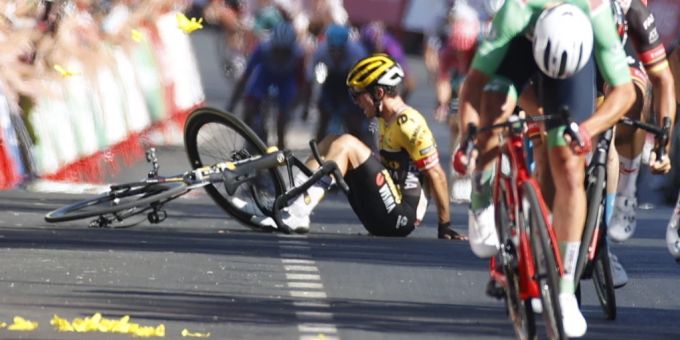 Primoz Roglic (in Gelb) stürzt am 6. September bei der 16. Etappe der Vuelta a España. tour de france