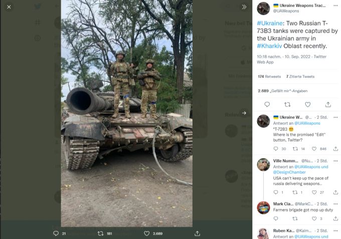 Ukrainische Soldaten posieren auf einem zurückgelassenen russischen Panzer. Ukraine Krieg