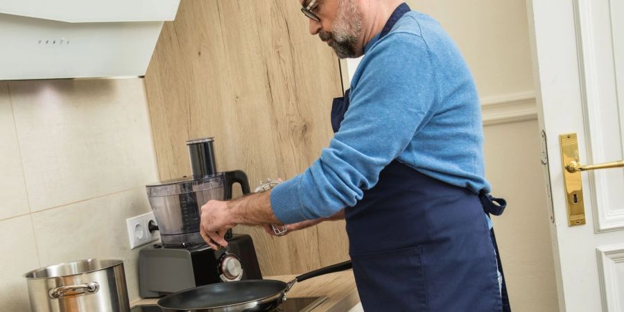 Ein Mann am Herd - das ist nicht für jeden selbstverständlich. Für rund jeden vierten Mann, aber auch für rund jede vierte Frau, ist Kochen laut einer Forsa-Umfrage Frauensache.