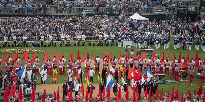 Hunderte von Tambouren und Turnerinnen am Festakt des Eidgenössischen Schwing- und Älplerfests in Pratteln (BL). Hunderte von Tambouren und Turnerinnen am Festakt des Eidgenössischen Schwing- und Älplerfests in Pratteln (BL).