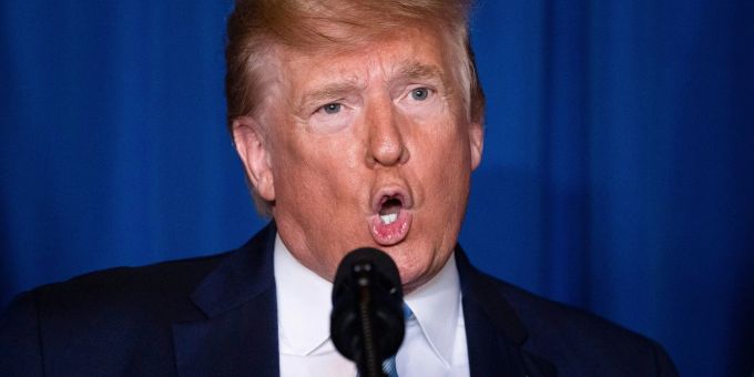 Ex-US-Präsident Donald Trump bei einer Rede in seinem Anwesen Mar-a-Lago, das vom FBI dursucht wurde. Ex-US-Präsident Donald Trump bei einer Rede in seinem Anwesen Mar-a-Lago, das vom FBI dursucht wurde.