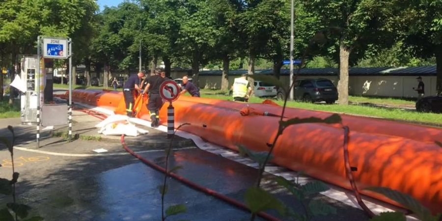 Diese orangen Wassersperren sollen das drohende Hochwasser aufhalten.