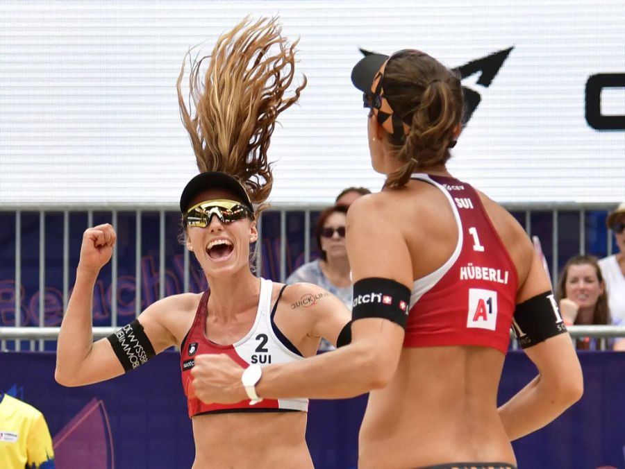 Nina Betschart und Tanja Hüberli setzten sich an der Beachvolleyball-EM durch.