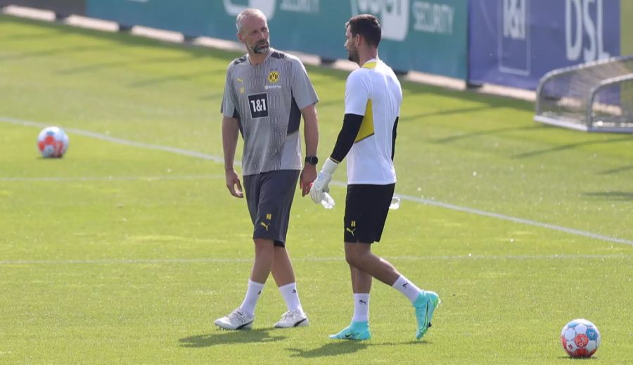 Roman Bürki (r.) mit Dortmund-Trainer Marco Rose (l.).